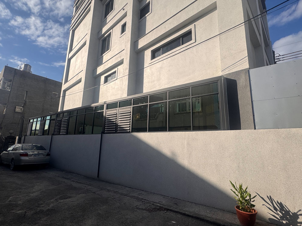 高雄維新不鏽鋼氣密窗與陽台包覆施工照片 06