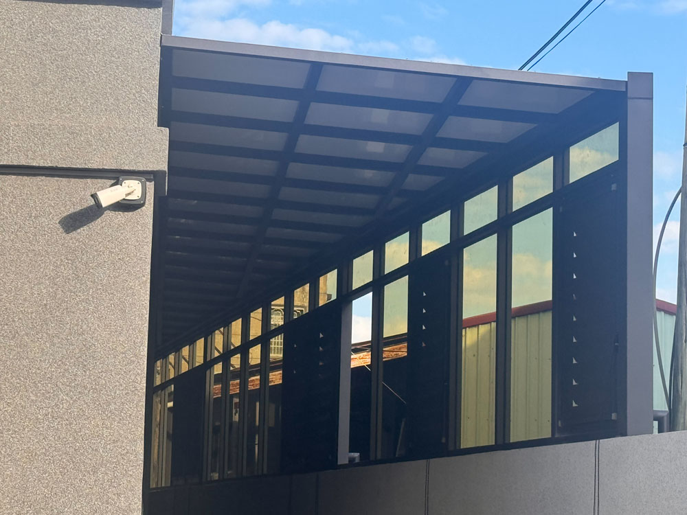 高雄維新不鏽鋼氣密窗與陽台包覆施工照片 07